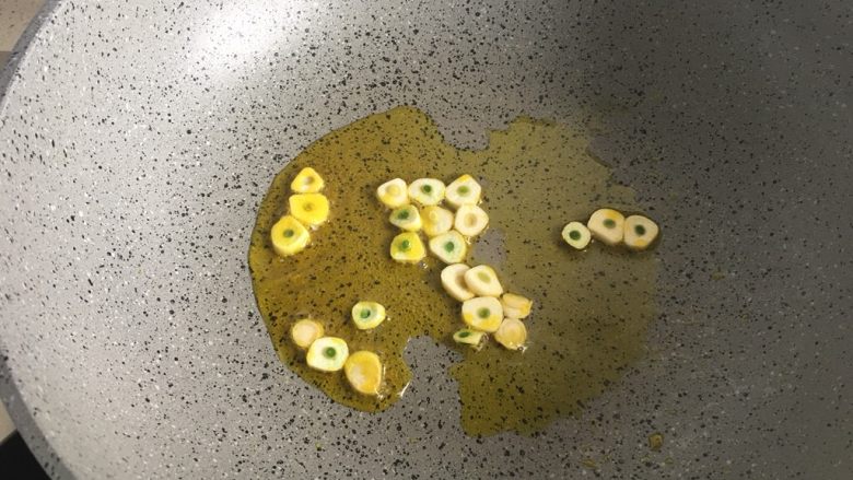 鸡汤西兰花,热锅倒油,下入蒜煸炒