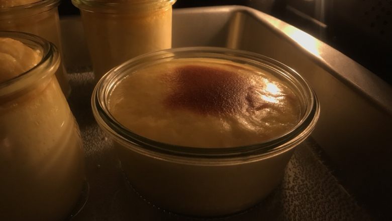 百变水果 莓果情缘烤布丁,把布丁液放入预热好的烤箱烤45分钟。