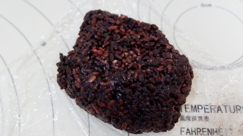 全麦紫米肉松蛋黄软欧面包,紫米提前煮熟备用
紫米用<a style='color:red;display:inline-block;' href='/shicai/ 156925'>水</a>浸泡4个小时以上,我一般都是浸泡过夜,然后按照做白米饭的方式煮熟即可
我一般会多做一些密封放冷冻里。用时候拿出来微波解冻就可以了