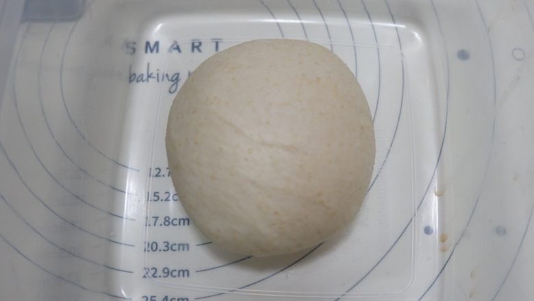 全麦紫米肉松蛋黄软欧面包,放入容器,盖上盖子或者保鲜膜。
进行一次发酵,温度控制在25-28之间
一发温度不可超过30度