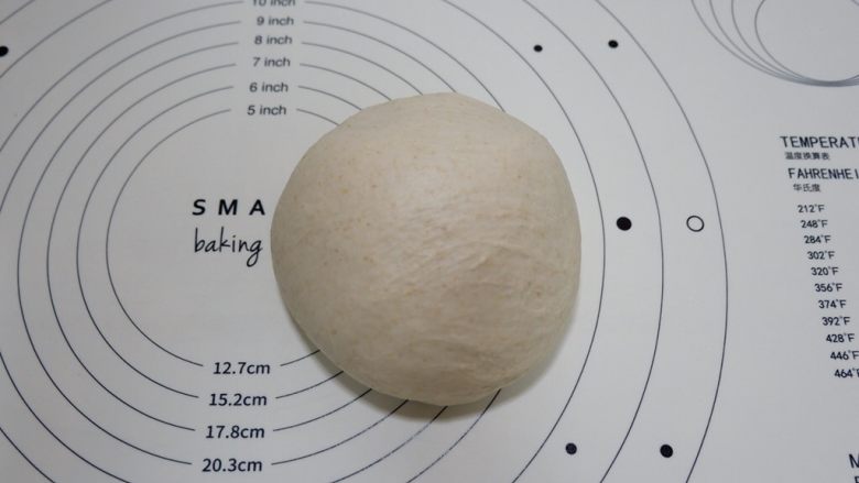 全麦紫米肉松蛋黄软欧面包,取出面团滚圆