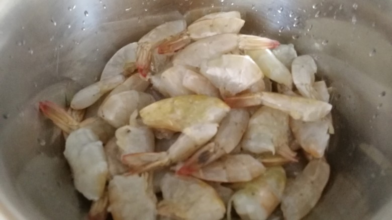 家常菜_糖醋溜大虾,去头,剪成段