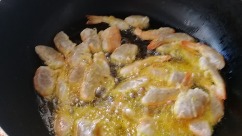 家常菜_糖醋溜大虾,起油锅,油热开始炸大虾