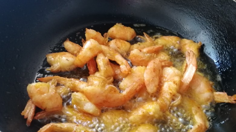 家常菜_糖醋溜大虾,炸好的大虾
