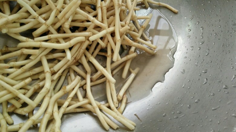 凉拌折耳根,腌出水分倒掉,用水洗一下