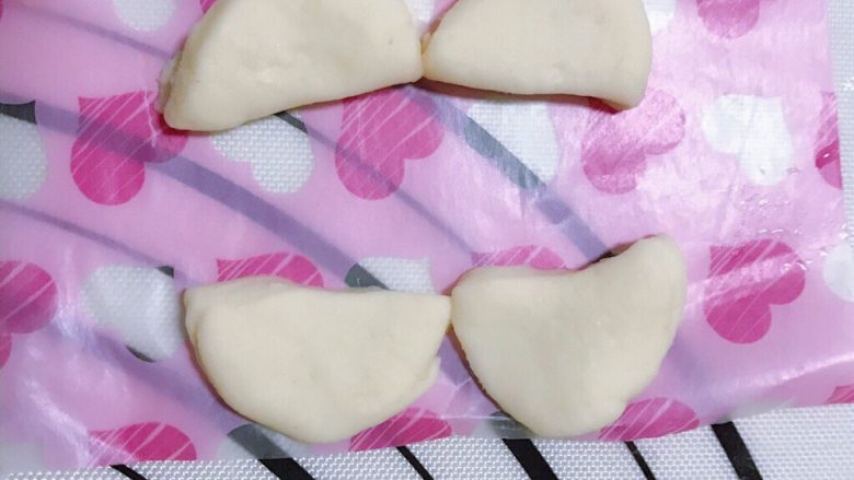 肥美小蜜蜂椰蓉包,两个半圆平行摆放,成为蜜蜂的翅膀