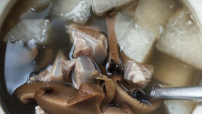 脆骨萝卜金钩汤,加少许盐调味,即可关火。