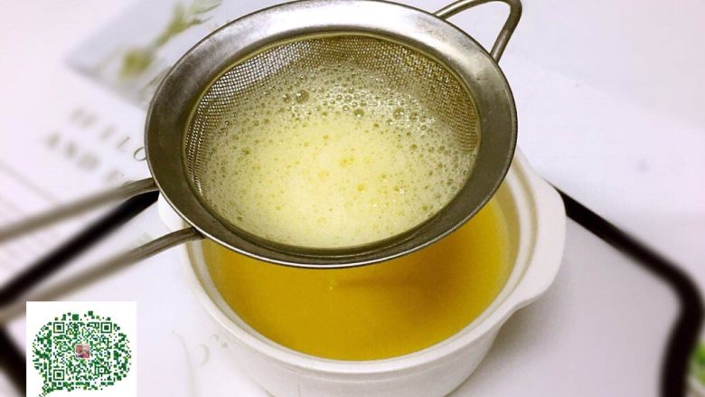 小猪鸡蛋羹,过滤到蒸碗中、冷水下锅水开蒸7-8分钟。