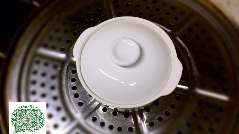 小猪鸡蛋羹,过滤到蒸碗中、冷水下锅水开蒸7-8分钟。