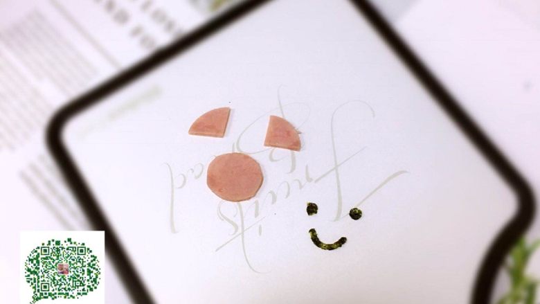 小猪鸡蛋羹,2、<a style='color:red;display:inline-block;' href='/shicai/ 438'>火腿</a>片、<a style='color:red;display:inline-block;' href='/shicai/ 279'>海苔</a>如图做好小猪的鼻子、耳朵、眼睛、嘴巴；