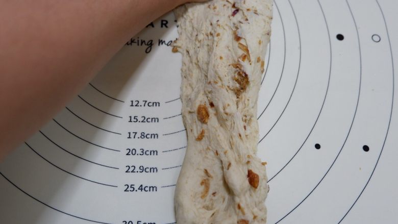 全麦油葱酥软欧面包,像搓洗衣服一样,用手掌下端向前推出去。