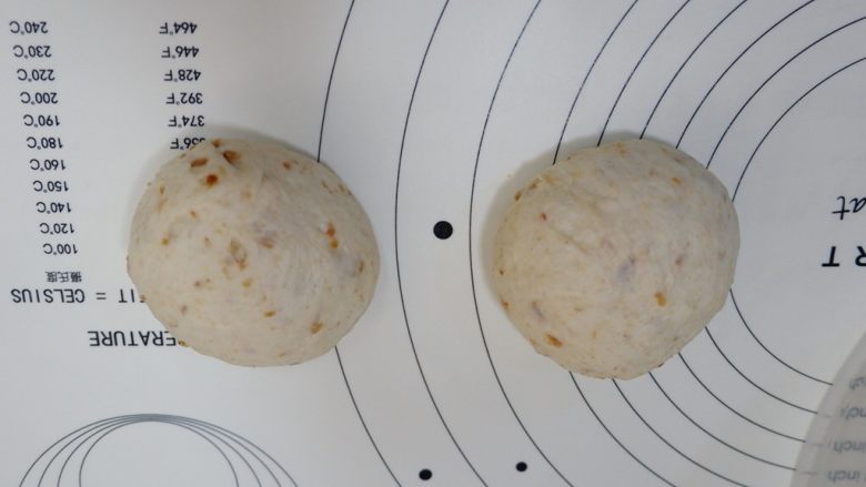 全麦油葱酥软欧面包,平均分成2份。每份120g左右，滚圆，盖上保鲜膜松弛10分钟
