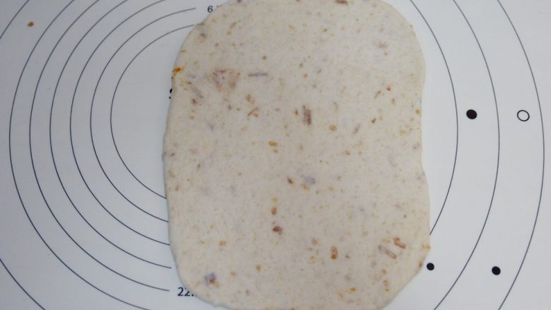 全麦油葱酥软欧面包,取一份松弛好的面团擀开,擀成长方形。