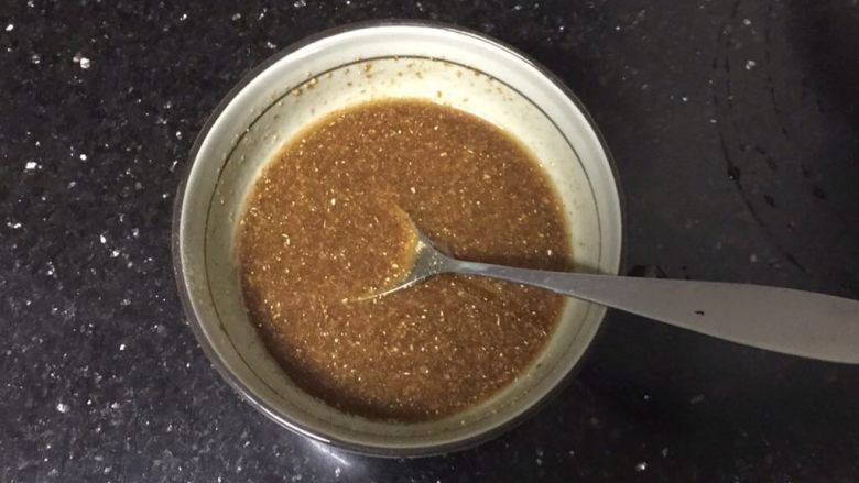 腊味煲仔饭,调味汁调好,备用。