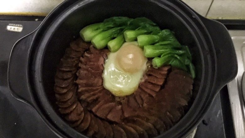 腊味煲仔饭,码上青菜,淋上调味汁。