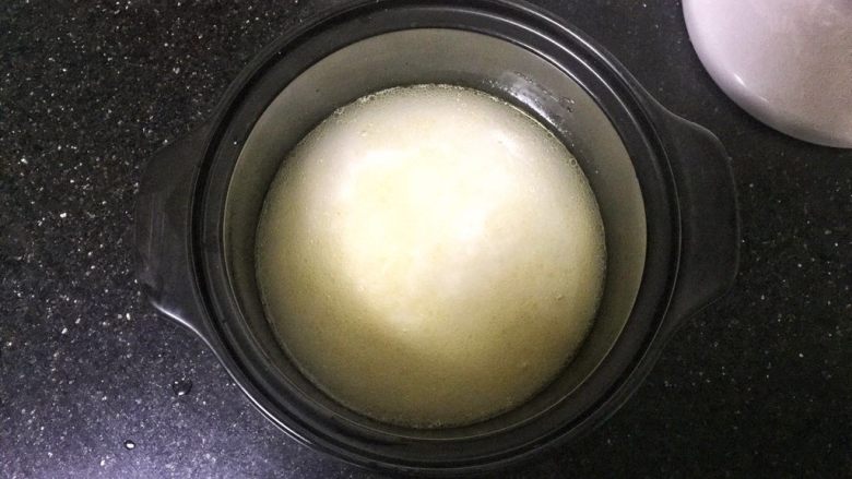 腊味煲仔饭,泡好的大米控干水份放入砂锅,倒入一勺植物油拌匀,倒入适量的清水。