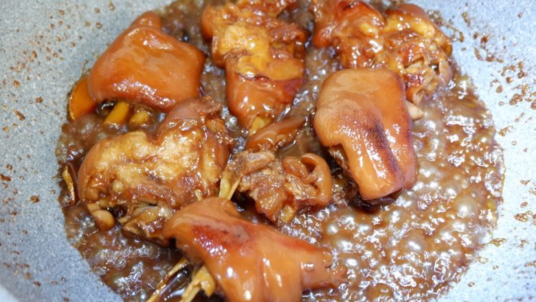 经典下饭菜—红焖猪蹄,炖好之后,打开锅盖,转大火。开始收汁