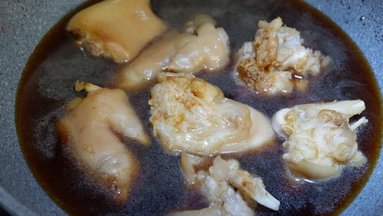 经典下饭菜—红焖猪蹄,适量水,能没过猪蹄即可