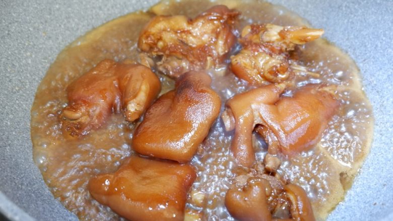 经典下饭菜—红焖猪蹄,先大火煮沸,然后转小火焖炖40-60分钟,也可以更长时间那样更软烂。如果喜欢吃有点嚼劲的1个小时的时间足够了
