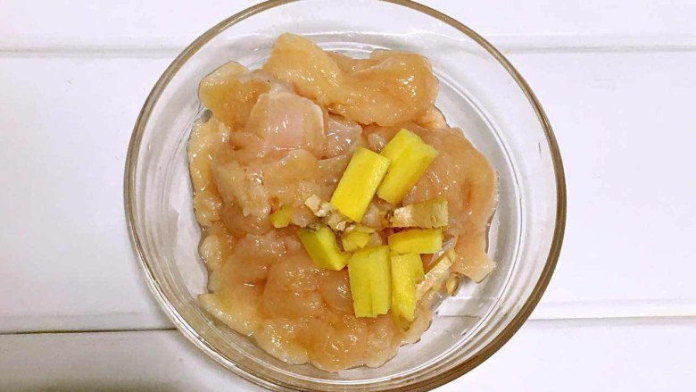宝宝辅食之鸡肉玉米肠,鸡胸肉剔去筋膜,提前浸泡,多清洗几次,切小块,放入姜片腌制10分钟去腥。