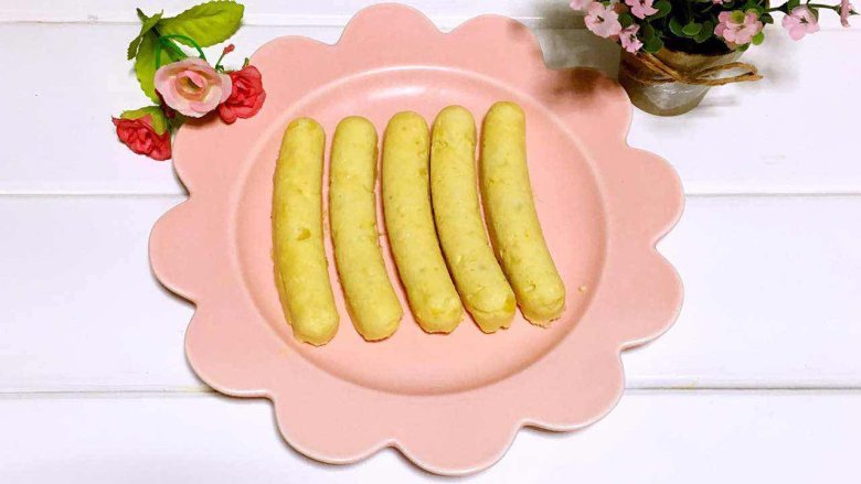 宝宝辅食之鸡肉玉米肠,晾凉后,脱模就可以给宝宝吃了。吃不完的冰箱冷冻起来,随吃随去,很方便哦。