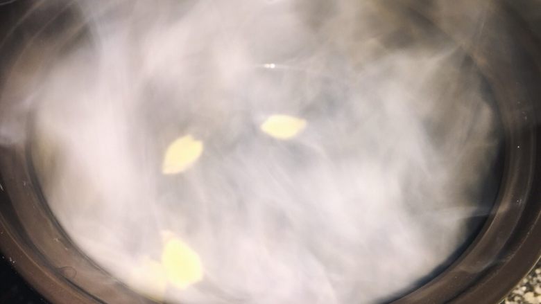 小米南瓜粥(简单版),将切好的姜片和1000ml冷水加入到砂锅中,大火熬到水开后10分钟左右。
