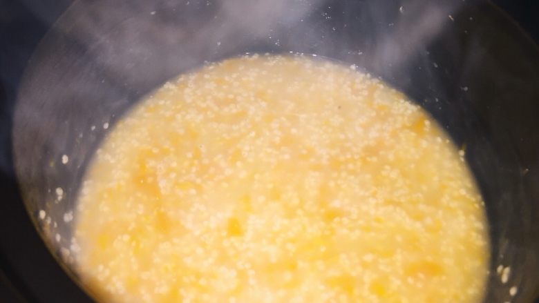 小米南瓜粥(简单版),小火熬25分钟左右,至米完全成花状为止,倒入碾压好的南瓜,搅拌后继续熬5分钟。