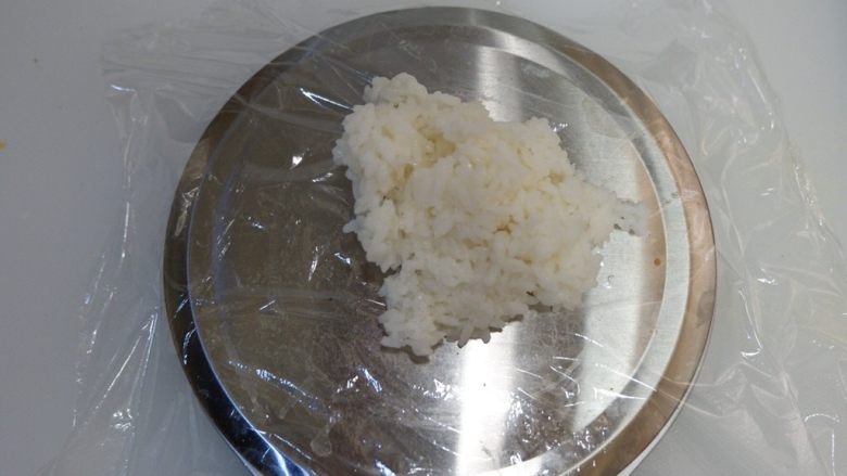 卡通大白饭团便当盒,再取60g米饭,来做身子