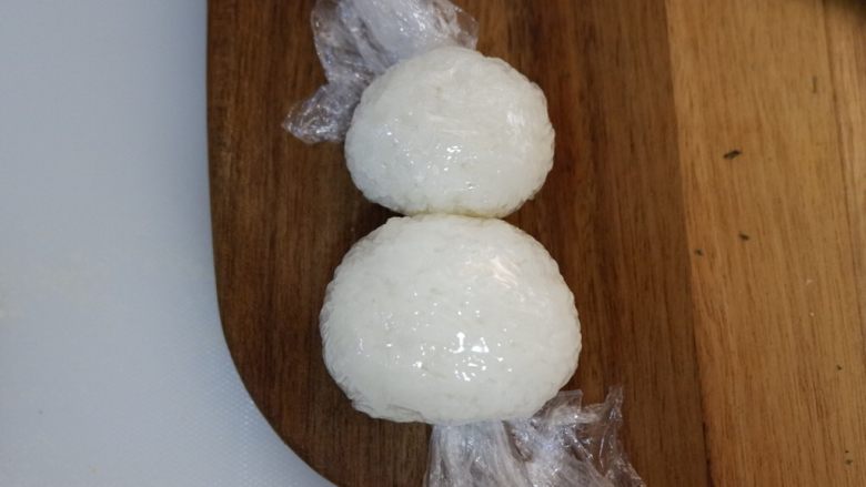 卡通大白饭团便当盒,跟上一步做好的头部摆在一起,在做一下调整,使两个饭团能结合在一起