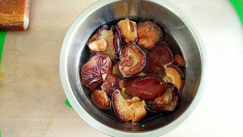 萝卜糕,干<a style='color:red;display:inline-block;' href='/shicai/ 230'>香菇</a>洗净用温水泡发。