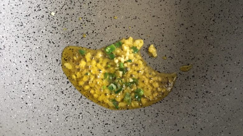 香菇瘦肉粥,热锅倒油,下入葱姜煸炒