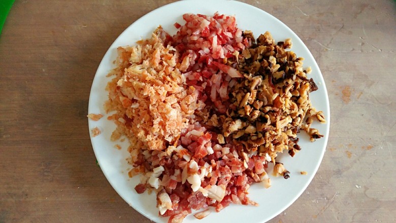 萝卜糕,香菇,<a style='color:red;display:inline-block;' href='/shicai/ 436'>腊肉</a>,腊肠,干虾仁切碎。