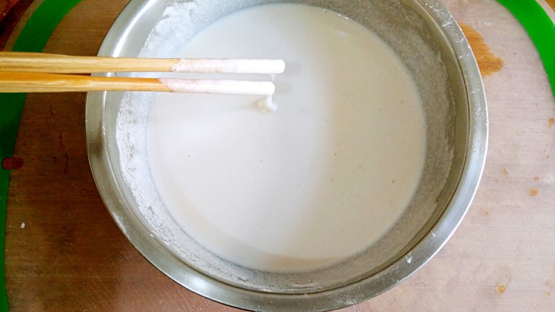 萝卜糕,水不要一次性加入,慢慢添加成可流动的米糊。加入澄粉可增加Q感。