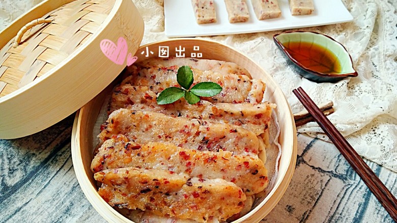 萝卜糕,一份蒸的,一份煎的,可以加蘸料。