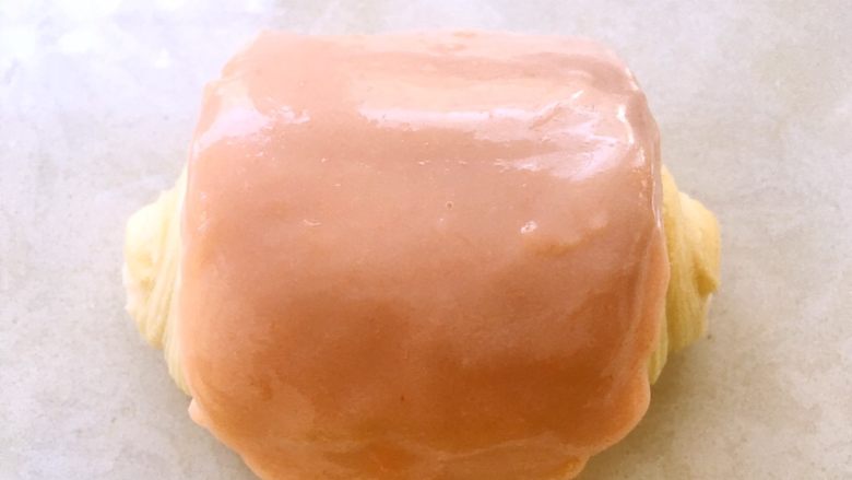 白富美跟粉小妹,用粉色的巧克力酱淋在冷却的面包表面,粉小妹诞生啦