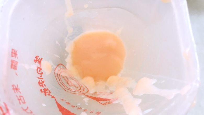 白富美跟粉小妹,剩下的加入一点点粉色色膏,调成淡粉色,也装入裱花袋