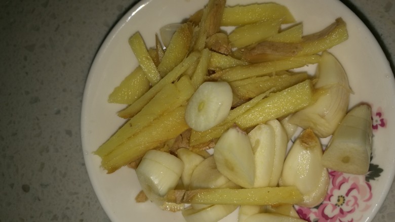 香辣剁椒下饭小鱼,<a style='color:red;display:inline-block;' href='/shicai/ 2800'>生姜</a>和蒜切大块,大块的吃时方便挑出来,喜欢吃的可以切细一点