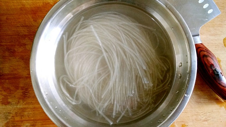 酸辣粉,<a style='color:red;display:inline-block;' href='/shicai/ 8780'>红薯粉</a>用50-60度左右的热水泡软泡透。