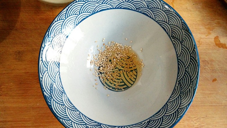 酸辣粉,在碗中加入一丢丢<a style='color:red;display:inline-block;' href='/shicai/ 678'>白芝麻</a>和5ml<a style='color:red;display:inline-block;' href='/shicai/ 847'>香油</a>。