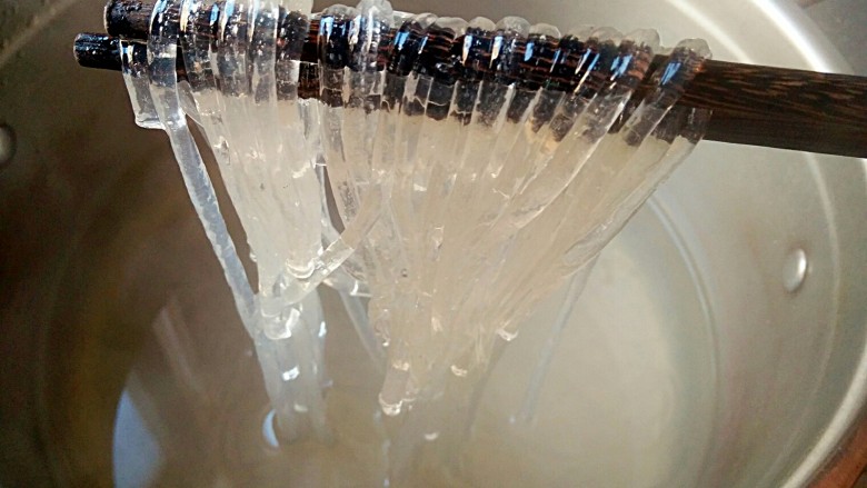 酸辣粉,我今天这个粉沸水煮制大约1分钟,这时可以看到粉变得透明,关火。