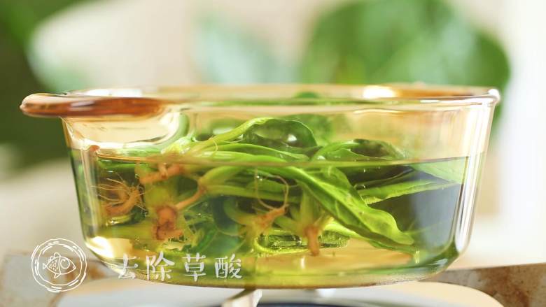 8m+菠菜小饼(宝宝辅食),首先把菠菜焯水,去除草酸,切碎~