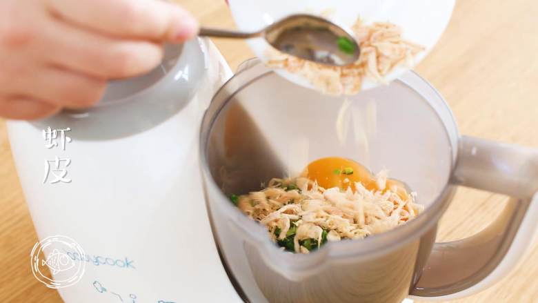 8m+菠菜小饼(宝宝辅食),接着,把菠菜、蛋黄、<a style='color:red;display:inline-block;' href='/shicai/ 288'>虾皮</a>,放入辅食机中~