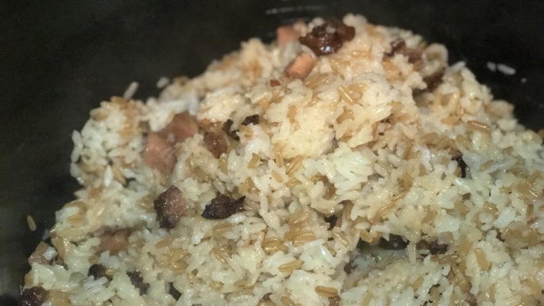 酱肉菜饭,搅拌均匀,尝下咸淡,不够趁热再加入适量的盐搅拌均匀,盖上盖子保温