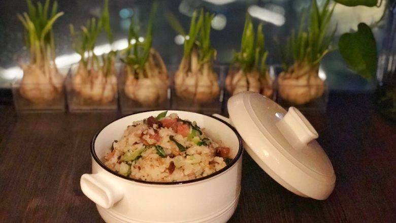 酱肉菜饭,装入碗中,可以开动啦
香喷喷热乎乎的来上一大碗😄