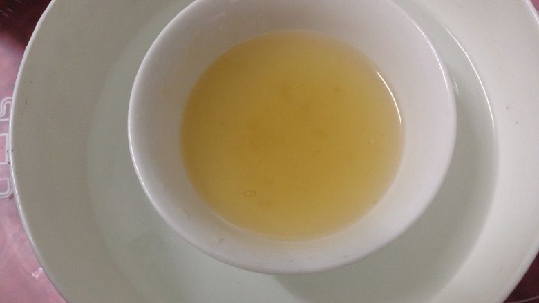 不用烤箱的甜点―奥利奥芒果慕斯,
吉利丁粉先加入冷水泡软,然后隔热水融化成液体