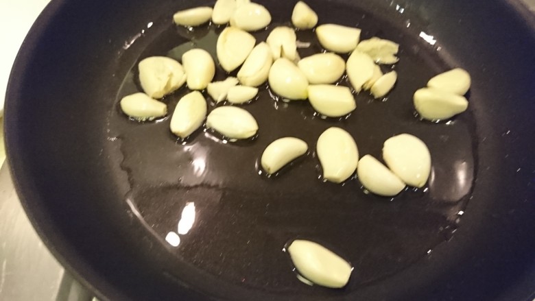 篩子牛,2T油,中小火起油鍋爆香蒜頭