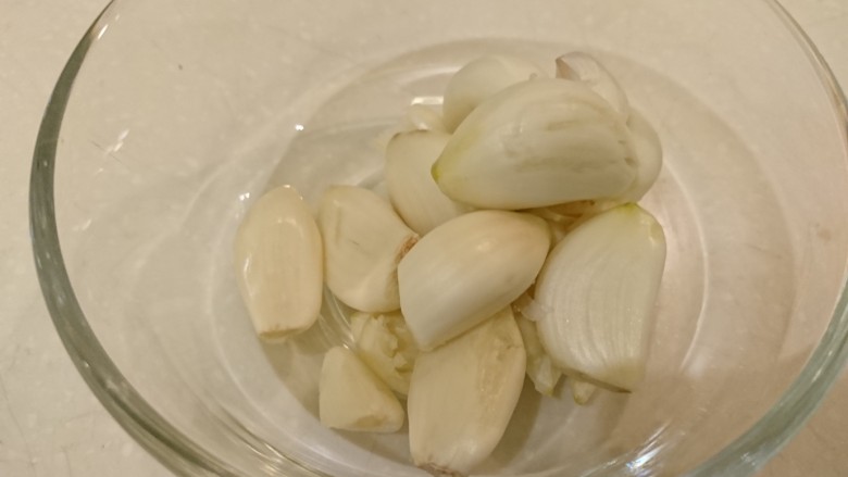篩子牛,蒜頭去蒂去皮,請保持蒜頭的完整!