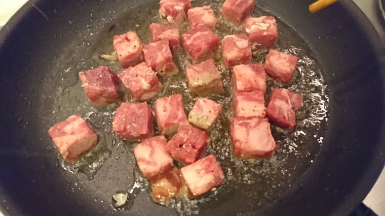 篩子牛,原鍋原油下牛肉!注意!醃料湯水不要下去!牛肉正反上下都煎到,動作快速!