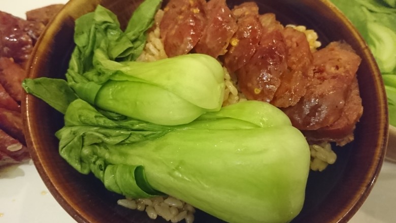 电饭煲+腊味饭,擺上青江菜!完成!