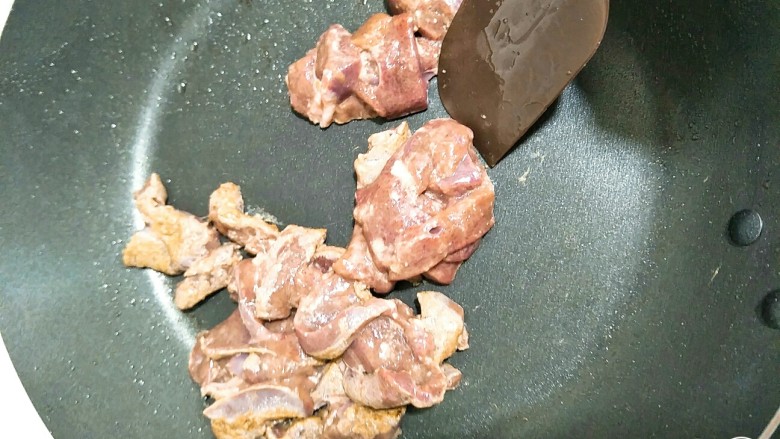 洋葱炒猪肝,锅内加少许食用油,倒入猪肝翻炒。